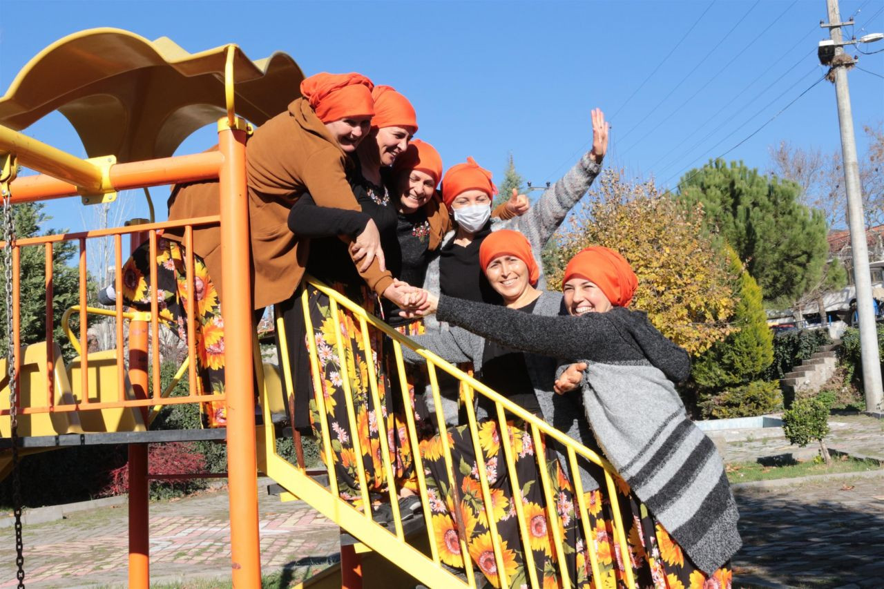 Köylü kadınlar, arkadaşlarına destek için saçlarını kazıttı! - Sayfa 10