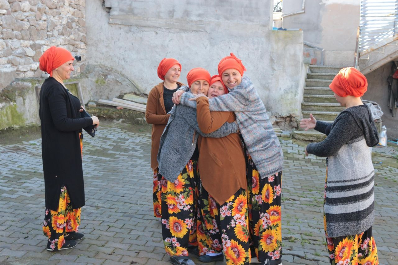 Köylü kadınlar, arkadaşlarına destek için saçlarını kazıttı! - Sayfa 12