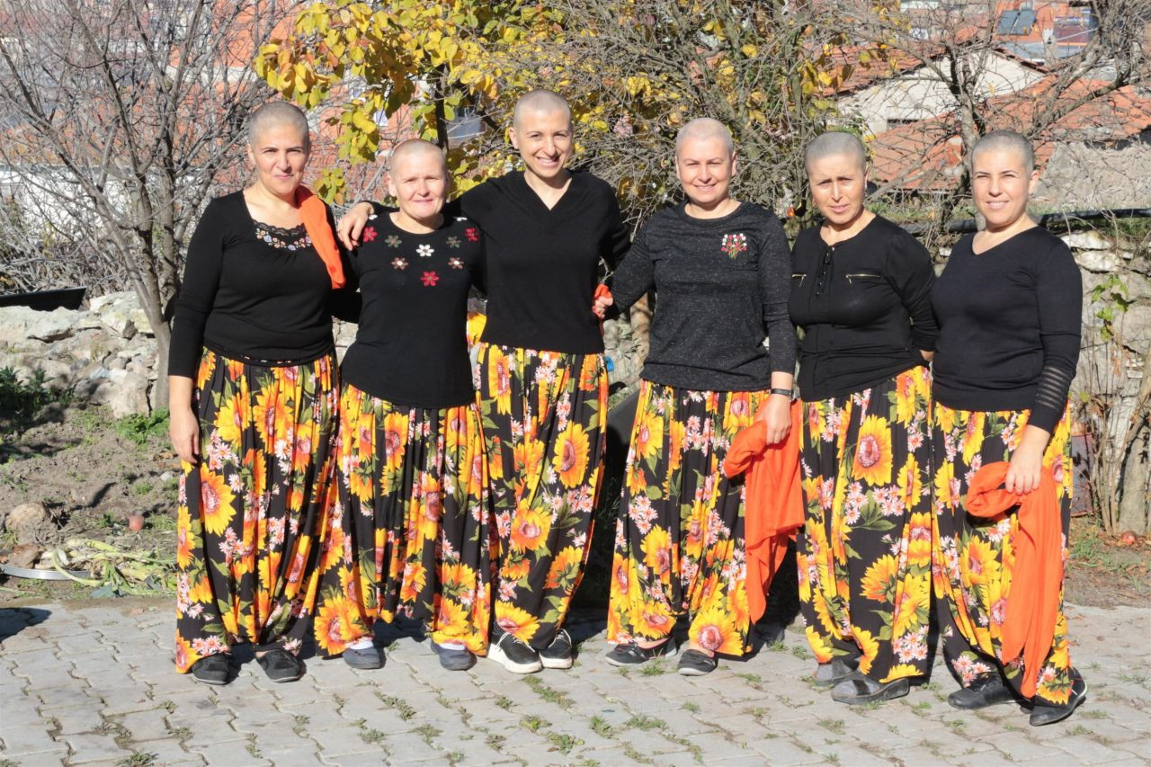 Köylü kadınlar, arkadaşlarına destek için saçlarını kazıttı! - Sayfa 14