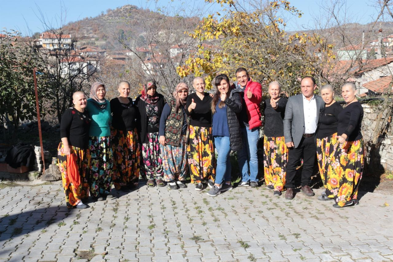 Köylü kadınlar, arkadaşlarına destek için saçlarını kazıttı! - Sayfa 17