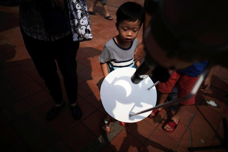 Çocukları kuma gömüp gözlüklerini takıp izlediler! - Sayfa 15