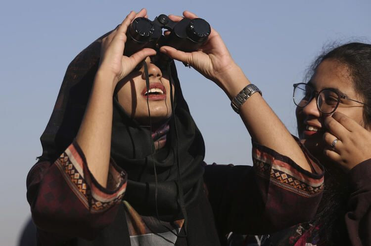 Çocukları kuma gömüp gözlüklerini takıp izlediler! - Sayfa 16