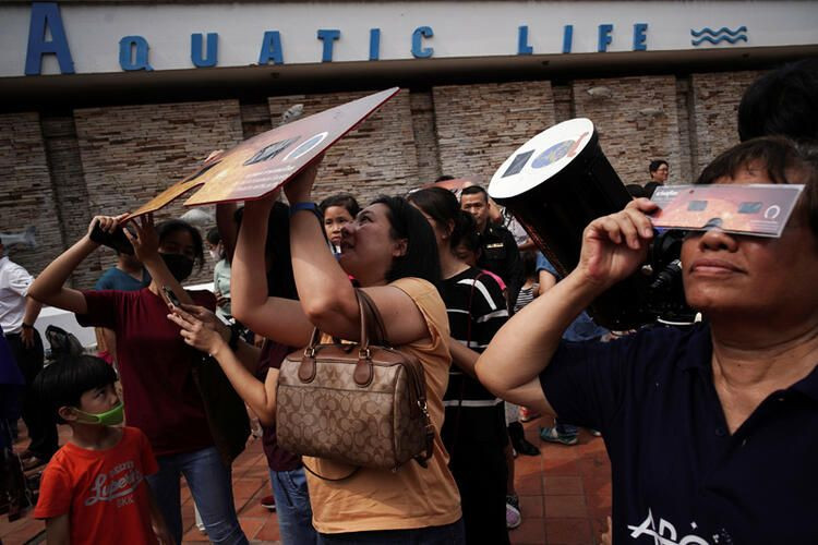 Çocukları kuma gömüp gözlüklerini takıp izlediler! - Sayfa 19