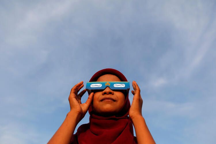 Çocukları kuma gömüp gözlüklerini takıp izlediler! - Sayfa 31