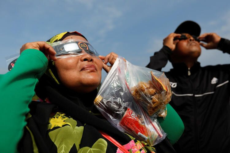 Çocukları kuma gömüp gözlüklerini takıp izlediler! - Sayfa 34