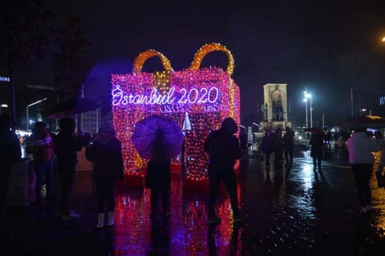 Taksim ve İstiklal Caddesi yeni yıl için ışıl ışıl! - Sayfa 11