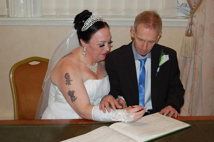 Eski ve yeni kocaları ile birlikte yaşıyor! - Sayfa 18