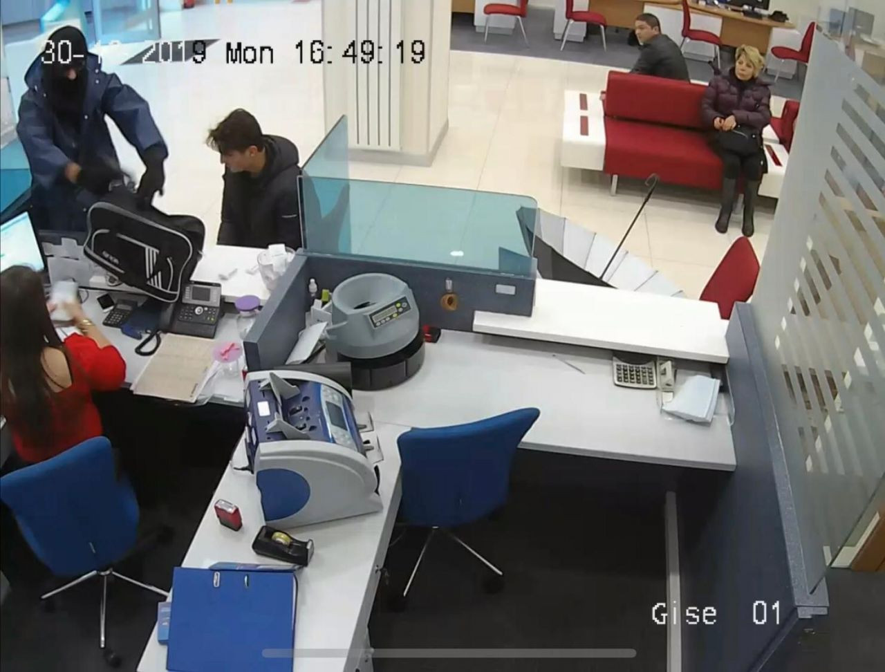 Sahte bomba ile soygun yapmıştı! İşte soygun anı - Sayfa 5