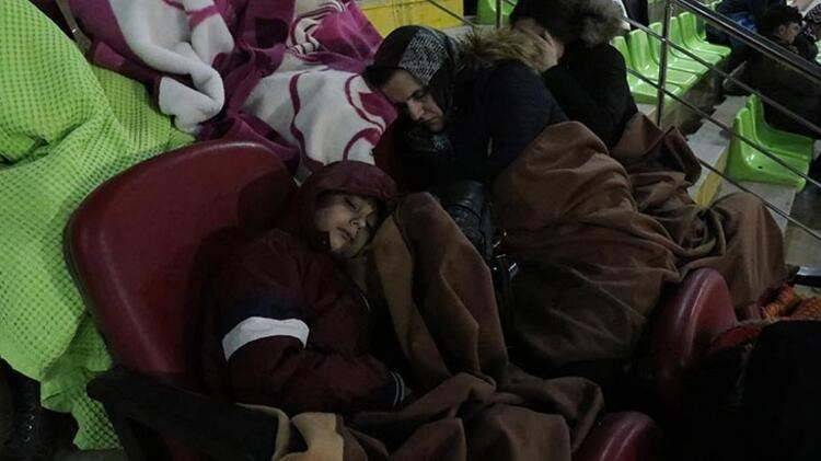 Depremzedeler geceyi böyle geçirdi - Sayfa 8