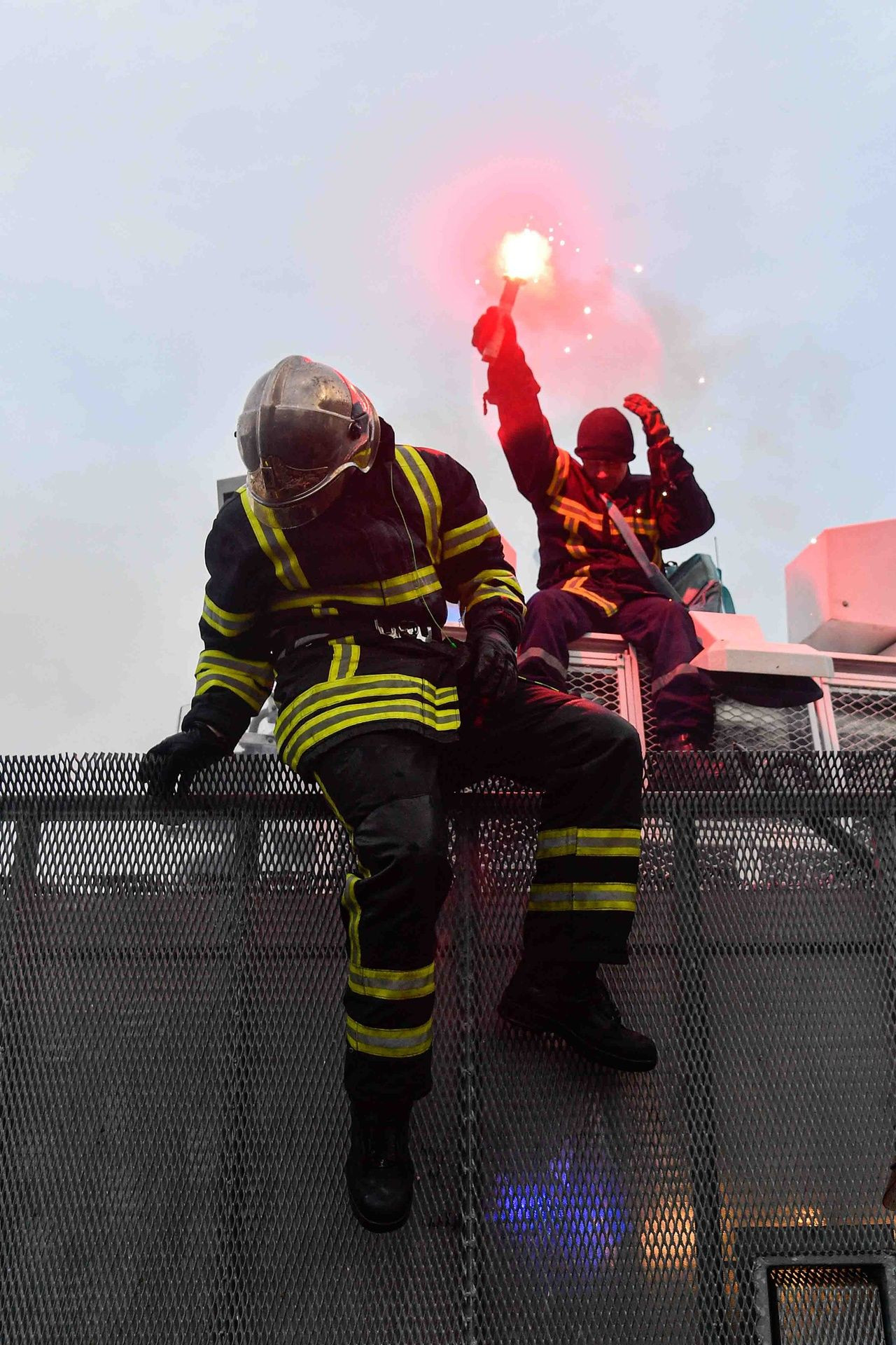 İtfaiyecilerle polisler birbirine girdi... - Sayfa 23