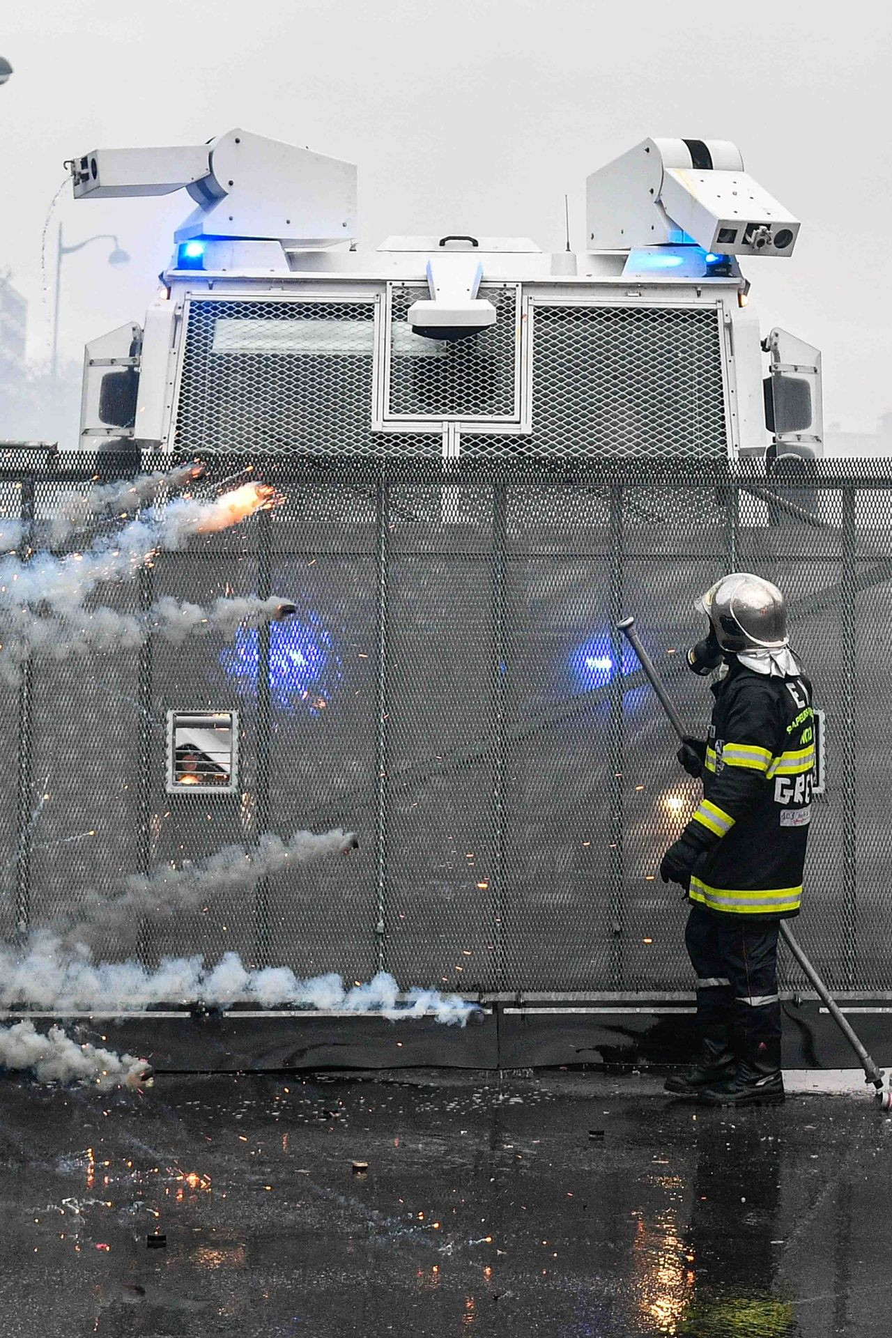 İtfaiyecilerle polisler birbirine girdi... - Sayfa 24