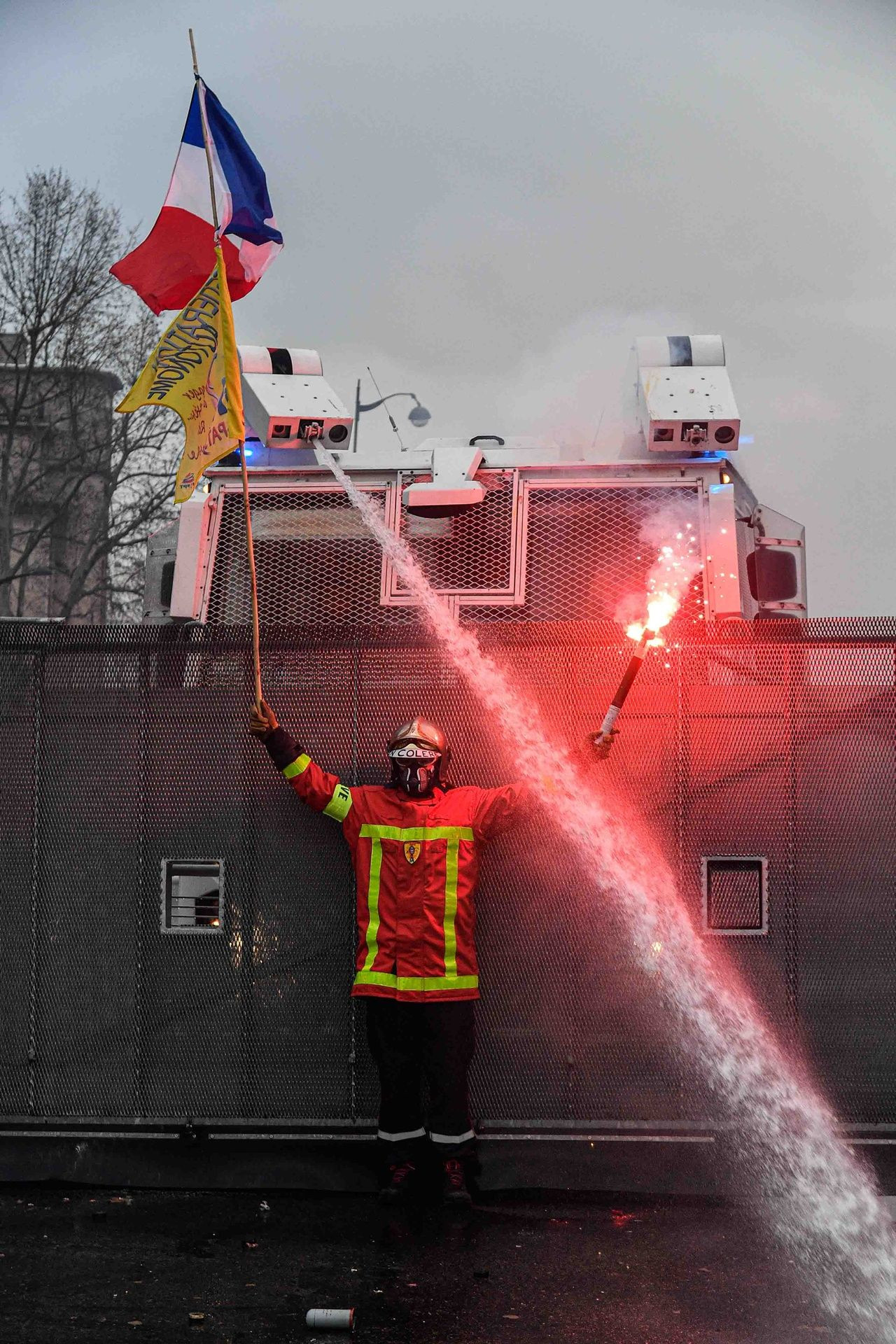 İtfaiyecilerle polisler birbirine girdi... - Sayfa 26