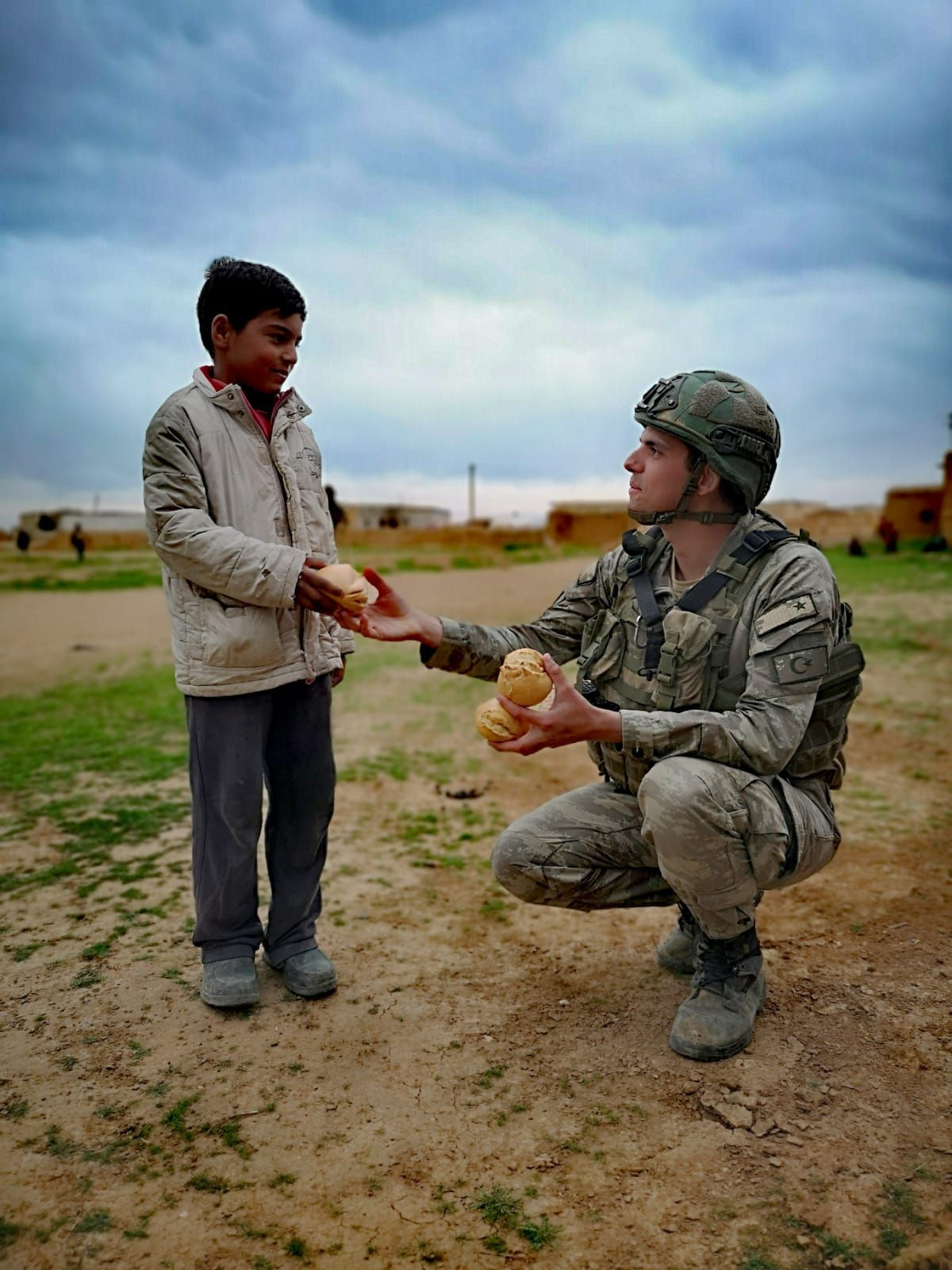Mehmetçik ekmeğini Suriyelilerle bölüşüyor - Sayfa 5