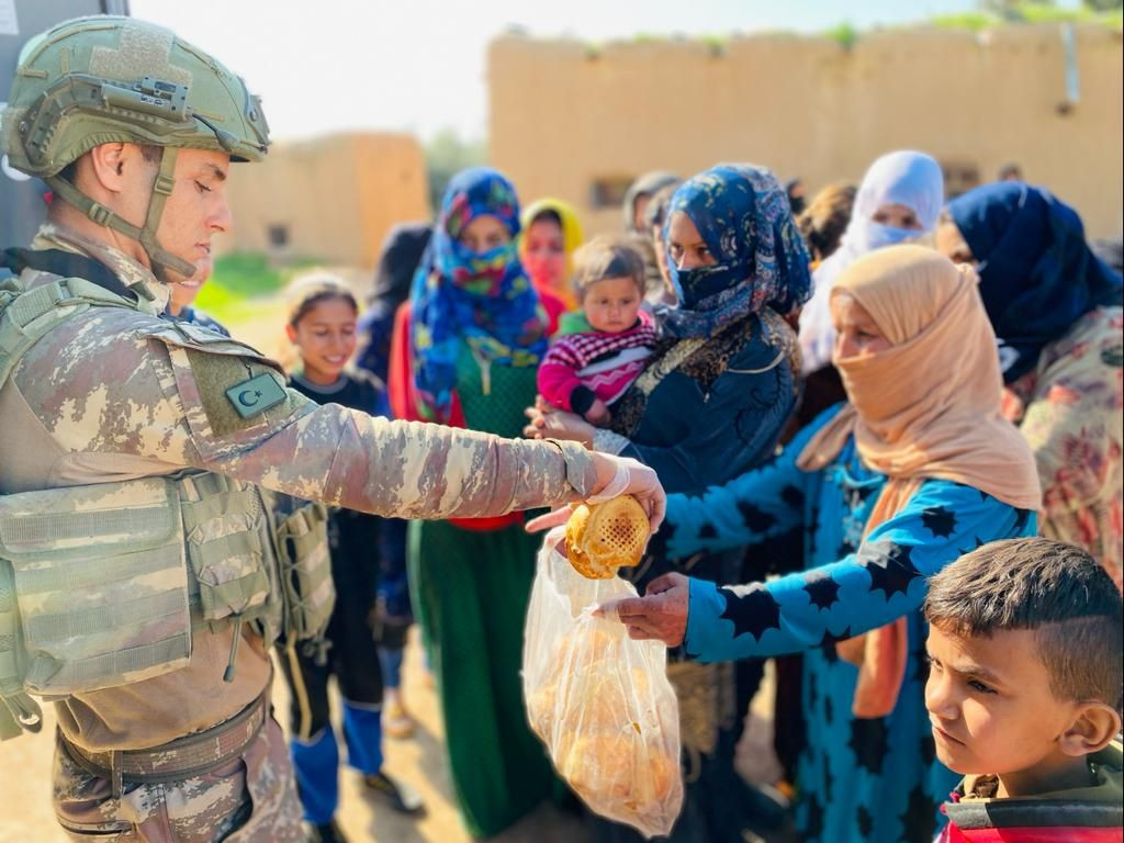 Mehmetçik ekmeğini Suriyelilerle bölüşüyor - Sayfa 6