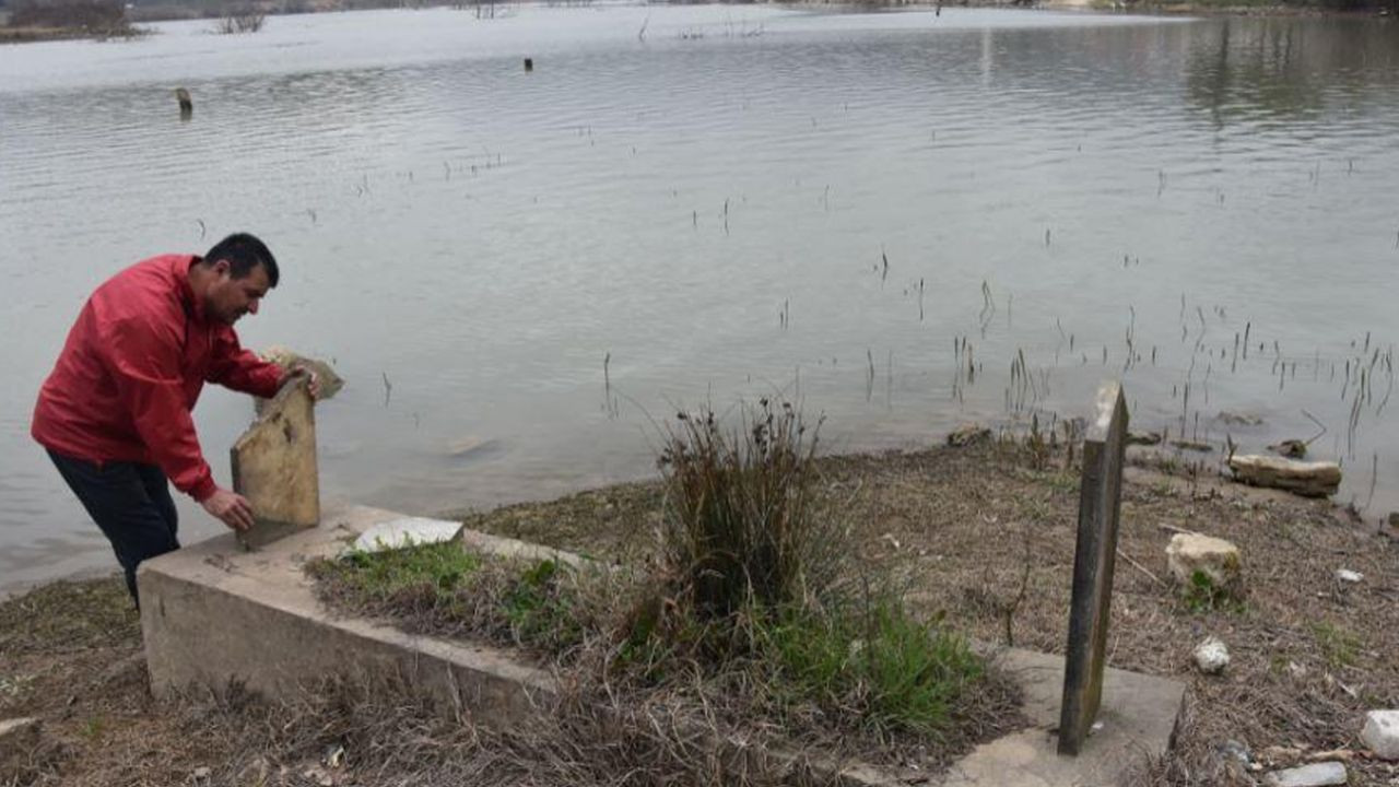 Mezar ziyareti için suların çekilmesini bekliyorlar - Sayfa 5