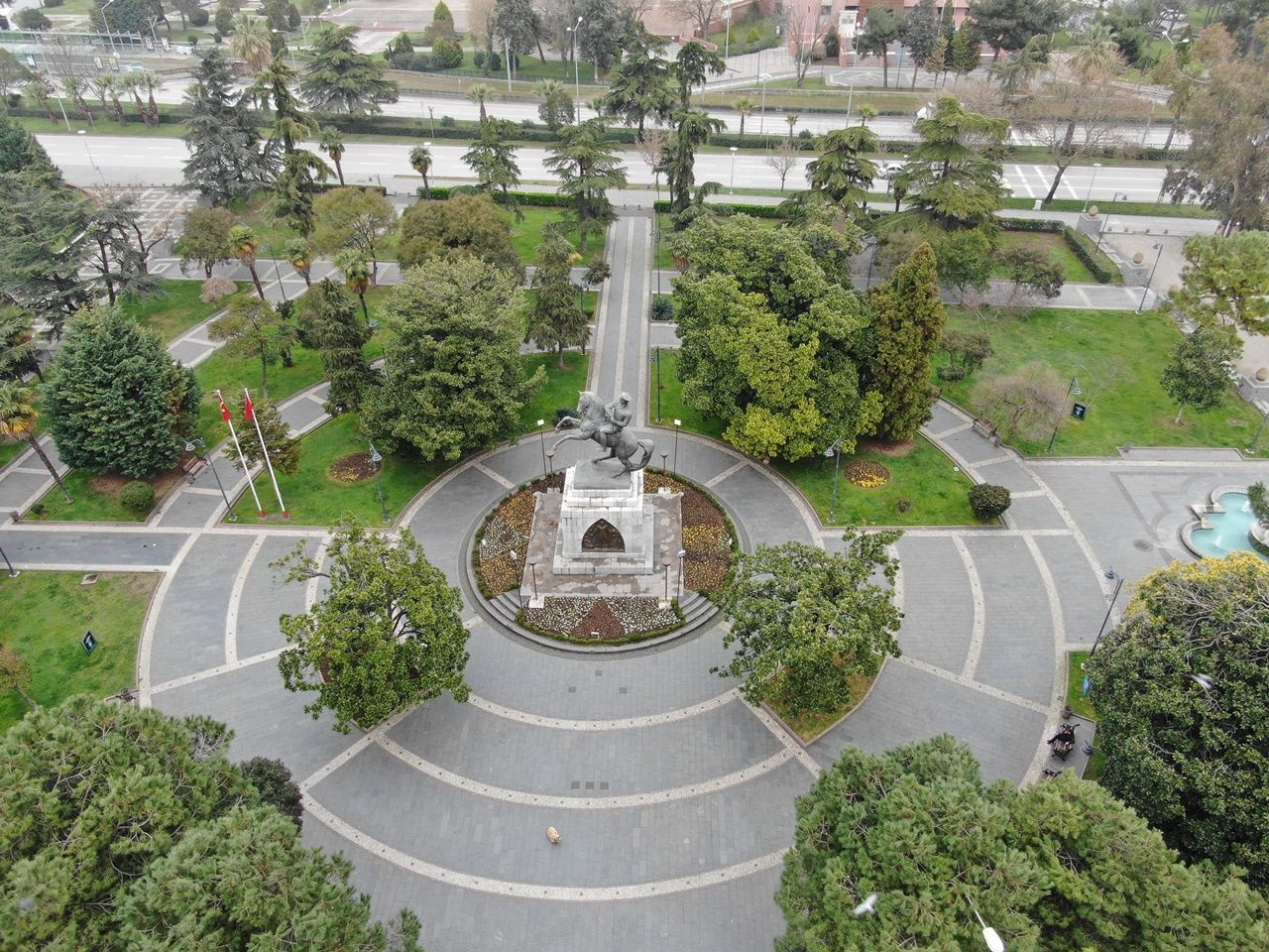 Binlerce kişiyi ağırlayan meydanlar sessiz... - Sayfa 6