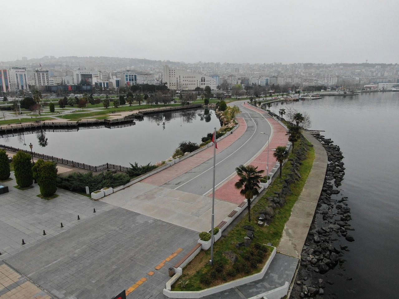 Binlerce kişiyi ağırlayan meydanlar sessiz... - Sayfa 8