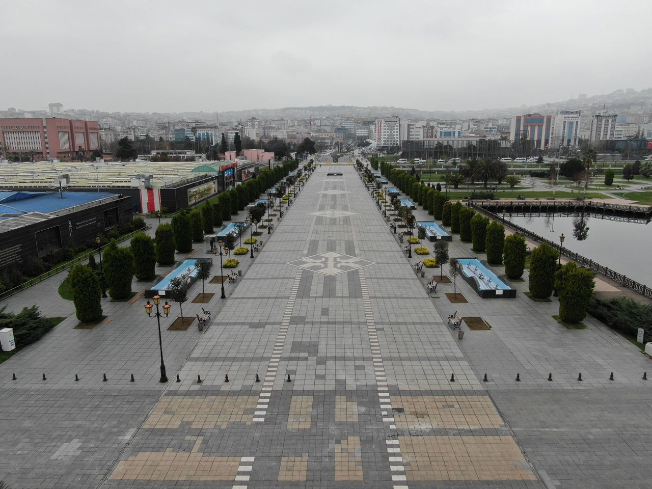 Binlerce kişiyi ağırlayan meydanlar sessiz... - Sayfa 9