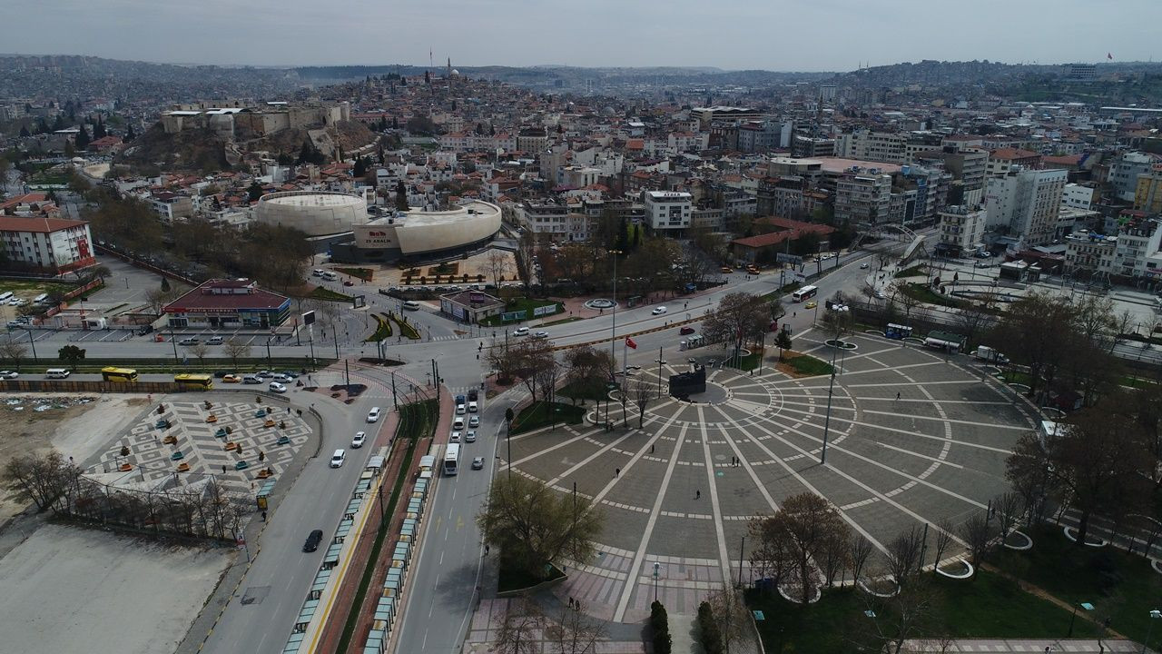Binlerce kişiyi ağırlayan meydanlar sessiz... - Sayfa 12