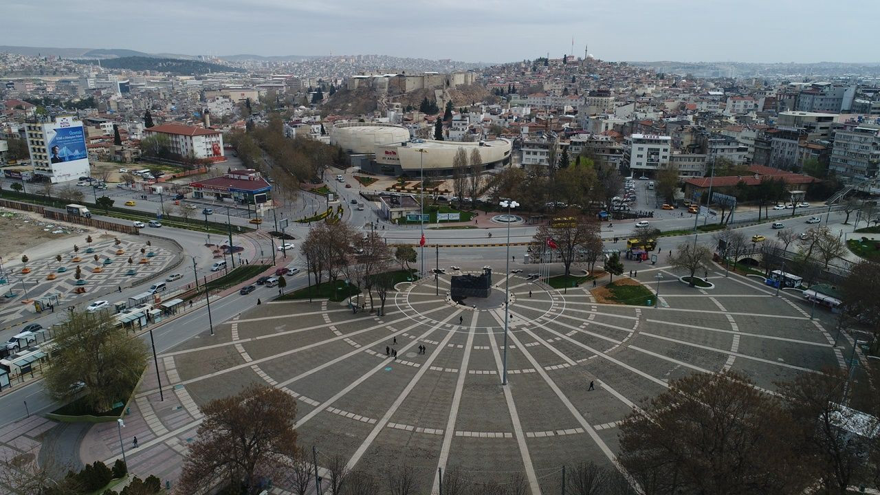 Binlerce kişiyi ağırlayan meydanlar sessiz... - Sayfa 14