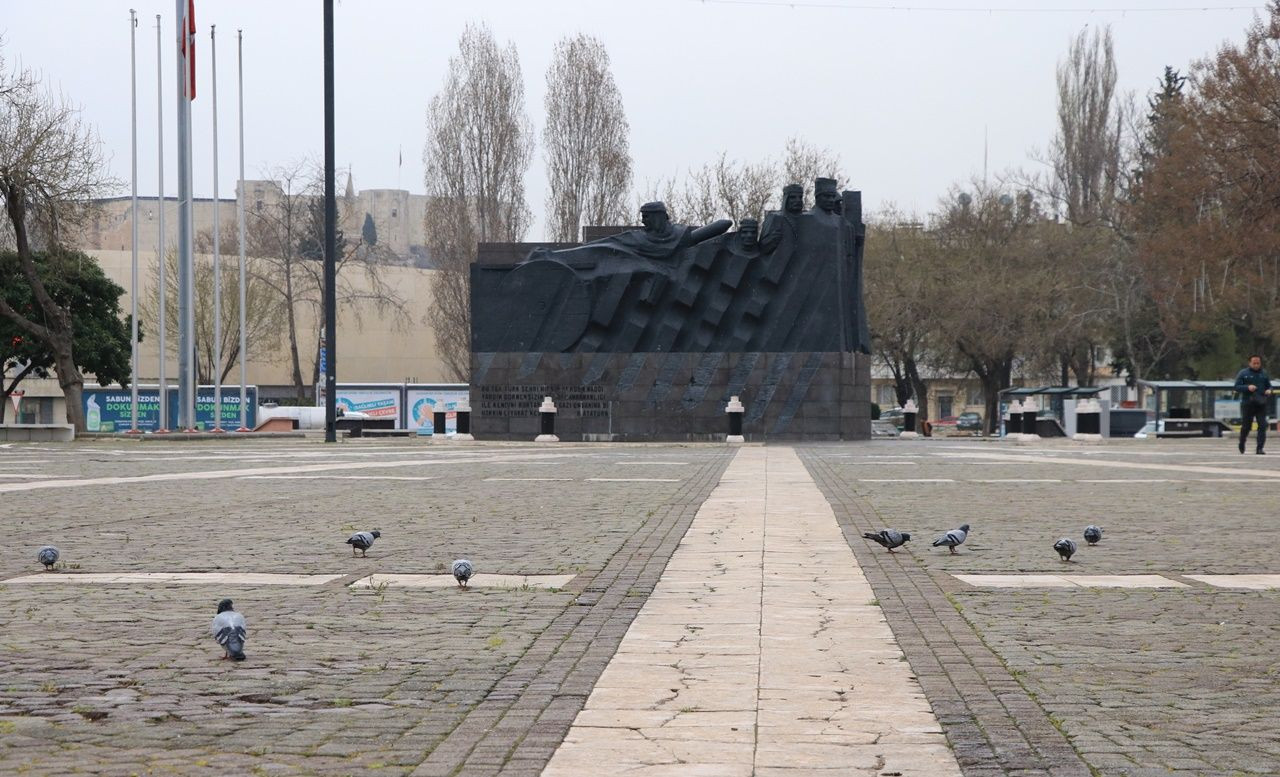 Binlerce kişiyi ağırlayan meydanlar sessiz... - Sayfa 15