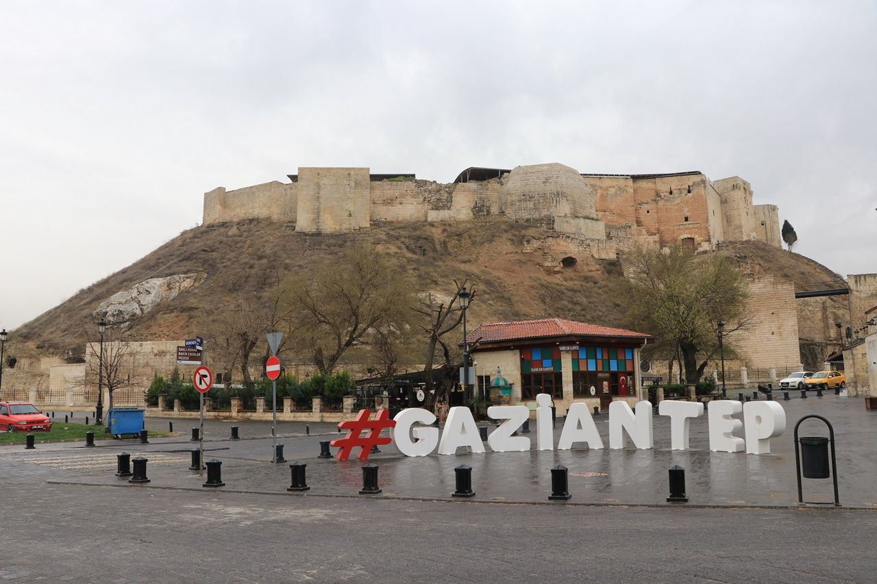 Binlerce kişiyi ağırlayan meydanlar sessiz... - Sayfa 16