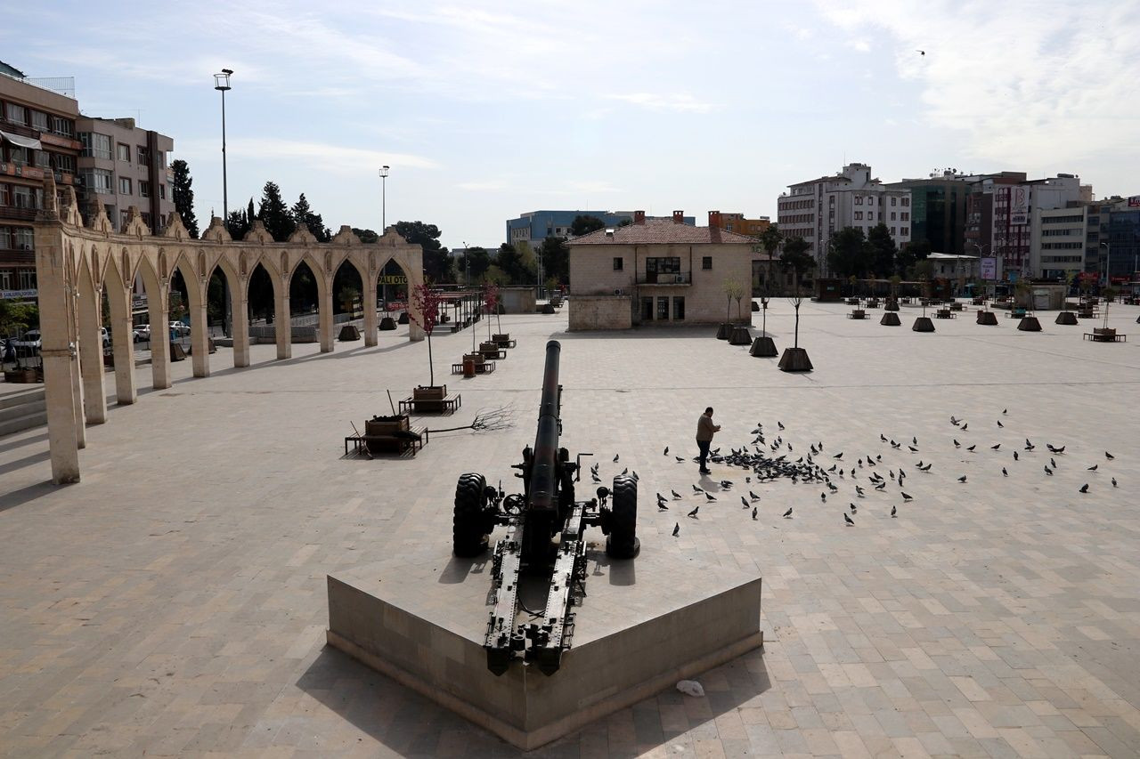 Binlerce kişiyi ağırlayan meydanlar sessiz... - Sayfa 17