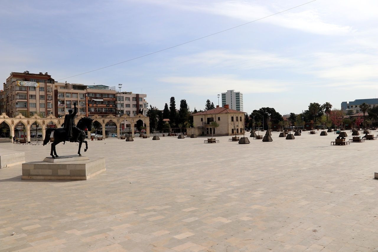 Binlerce kişiyi ağırlayan meydanlar sessiz... - Sayfa 18