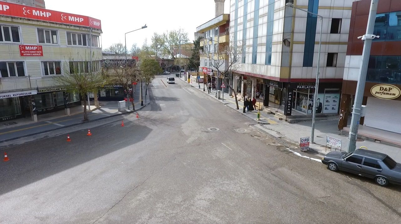 Binlerce kişiyi ağırlayan meydanlar sessiz... - Sayfa 22