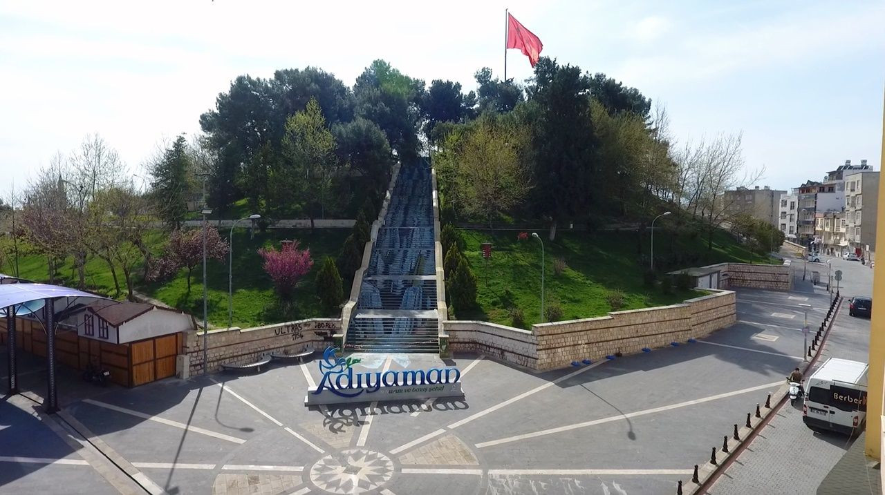 Binlerce kişiyi ağırlayan meydanlar sessiz... - Sayfa 23