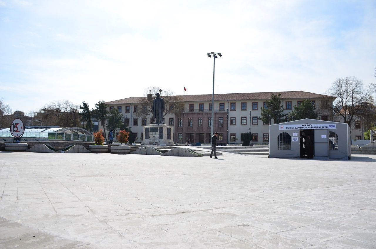 Binlerce kişiyi ağırlayan meydanlar sessiz... - Sayfa 24