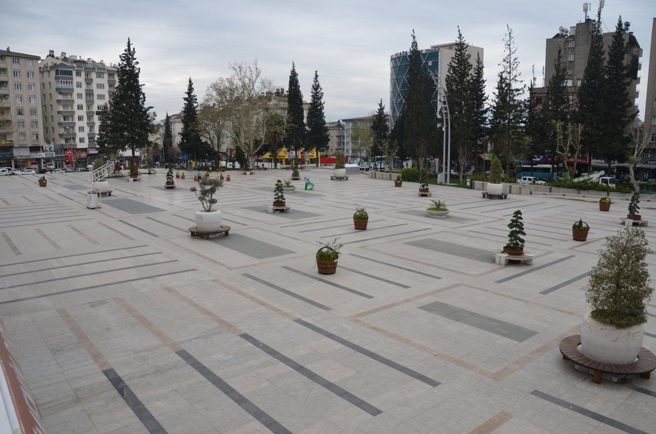 Binlerce kişiyi ağırlayan meydanlar sessiz... - Sayfa 26