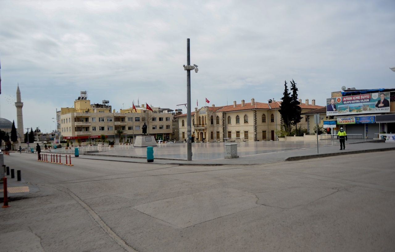 Binlerce kişiyi ağırlayan meydanlar sessiz... - Sayfa 27