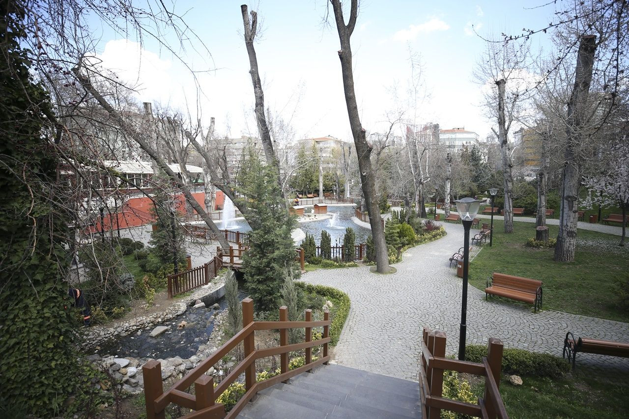 Binlerce kişiyi ağırlayan meydanlar sessiz... - Sayfa 30