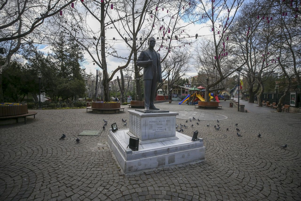 Binlerce kişiyi ağırlayan meydanlar sessiz... - Sayfa 31