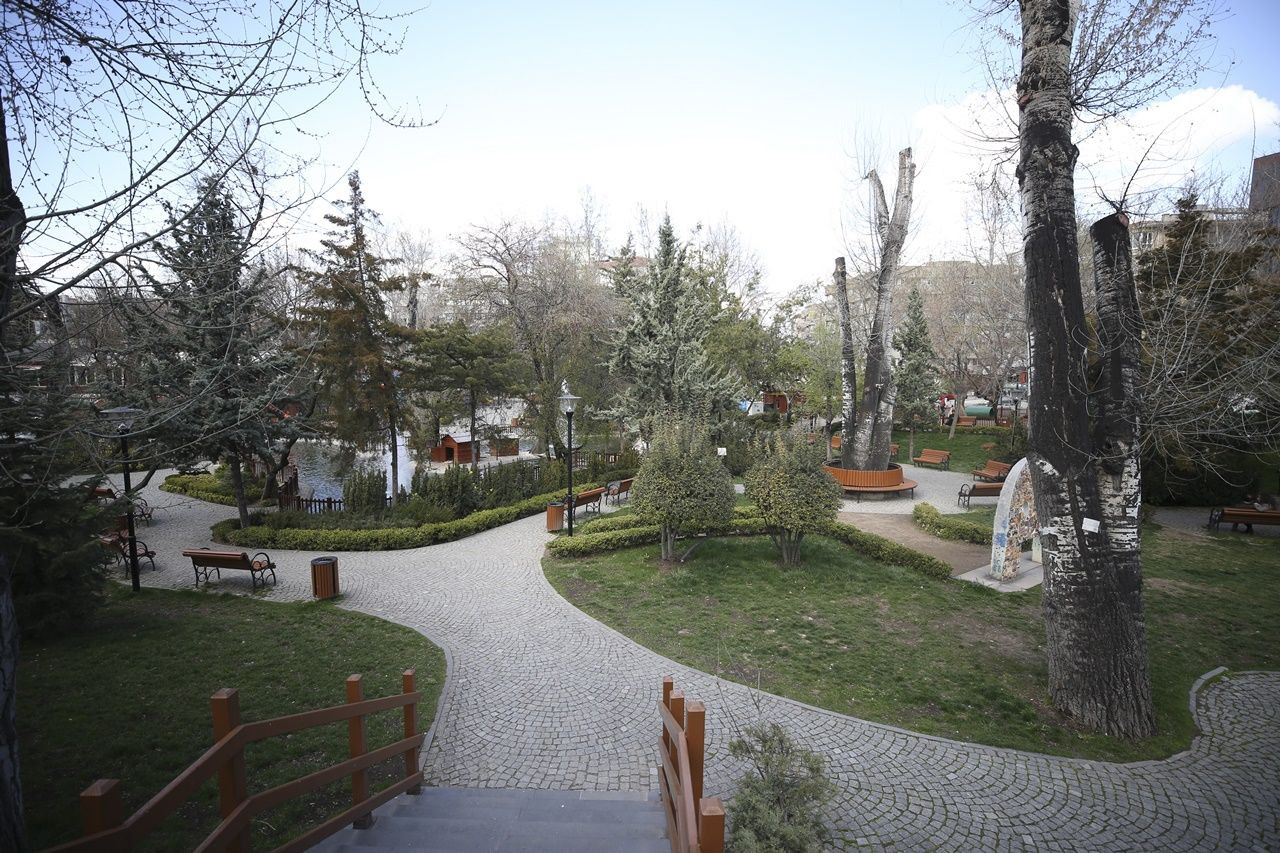 Binlerce kişiyi ağırlayan meydanlar sessiz... - Sayfa 32