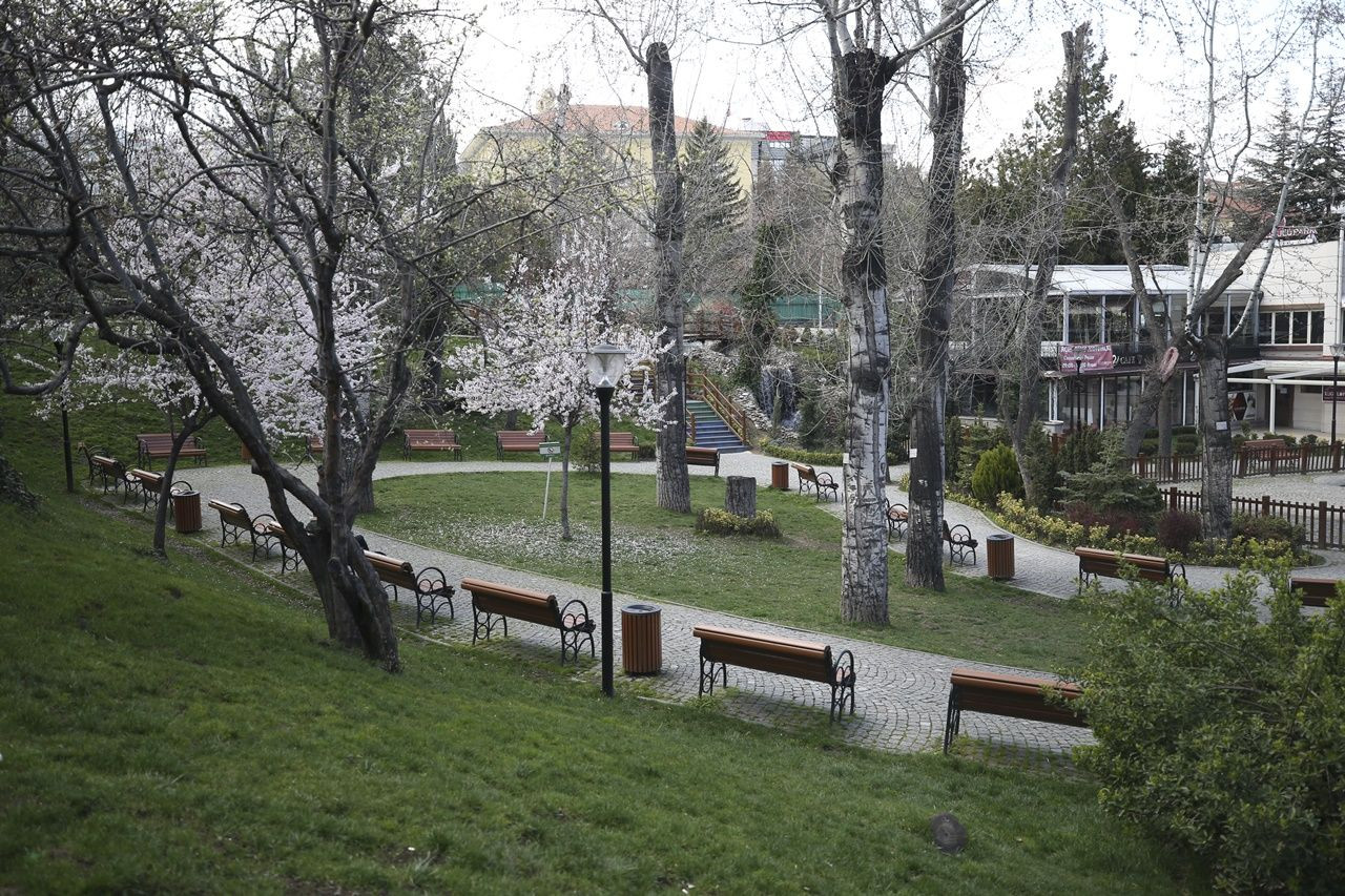 Binlerce kişiyi ağırlayan meydanlar sessiz... - Sayfa 33