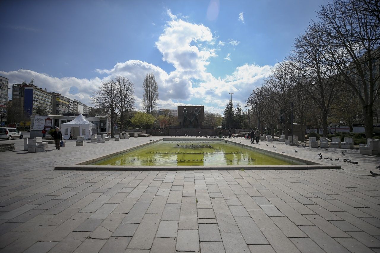 Binlerce kişiyi ağırlayan meydanlar sessiz... - Sayfa 38