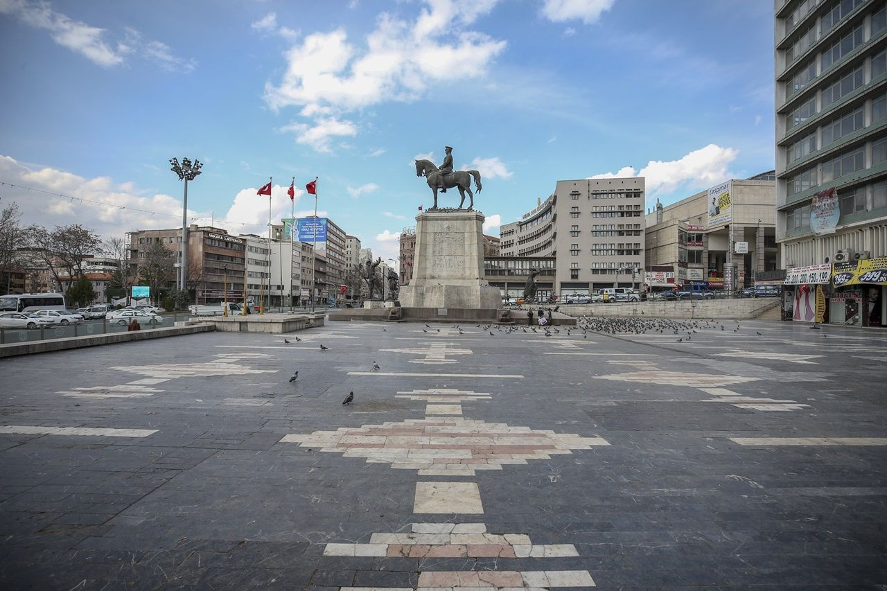 Binlerce kişiyi ağırlayan meydanlar sessiz... - Sayfa 41