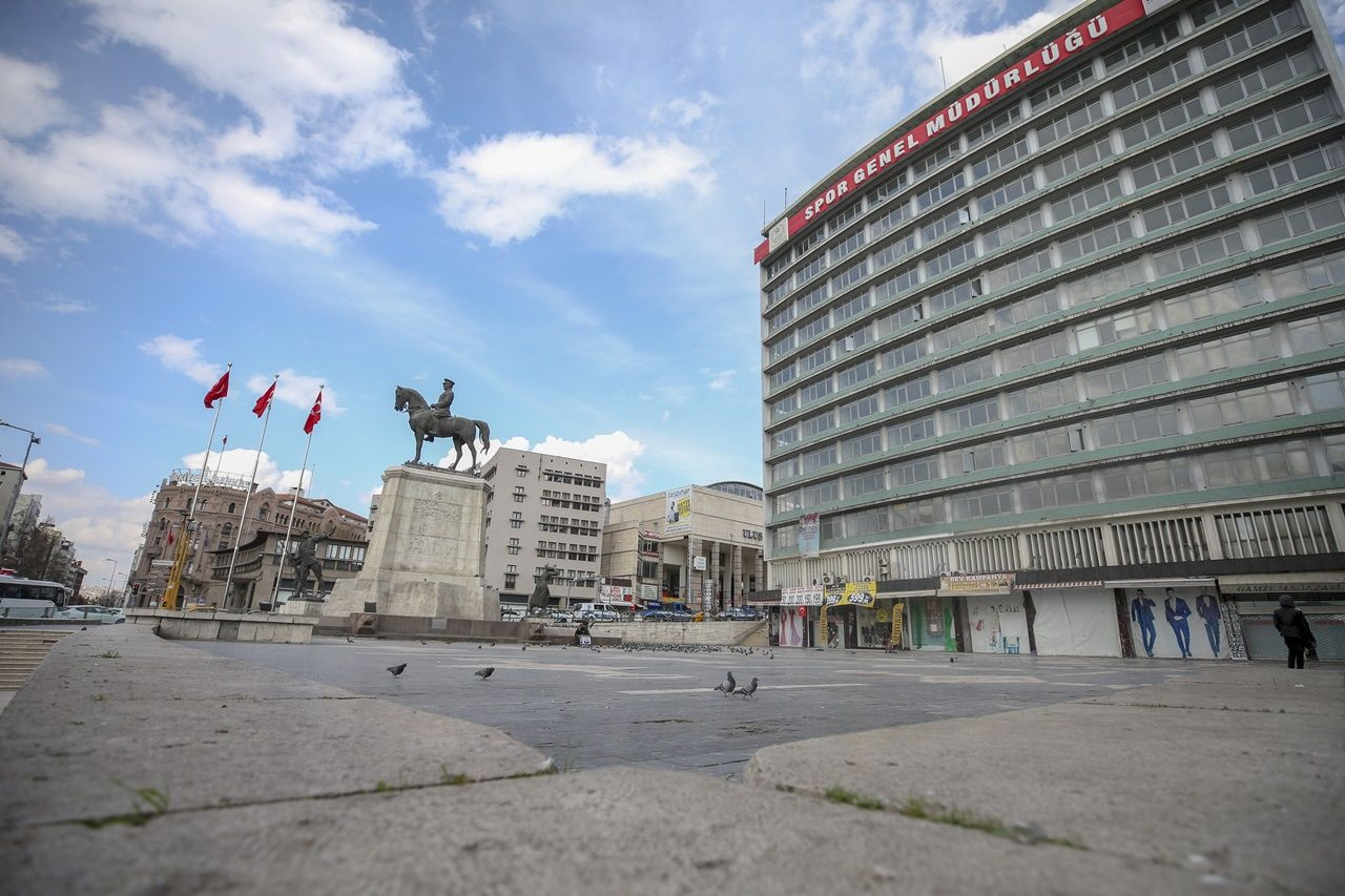 Binlerce kişiyi ağırlayan meydanlar sessiz... - Sayfa 42