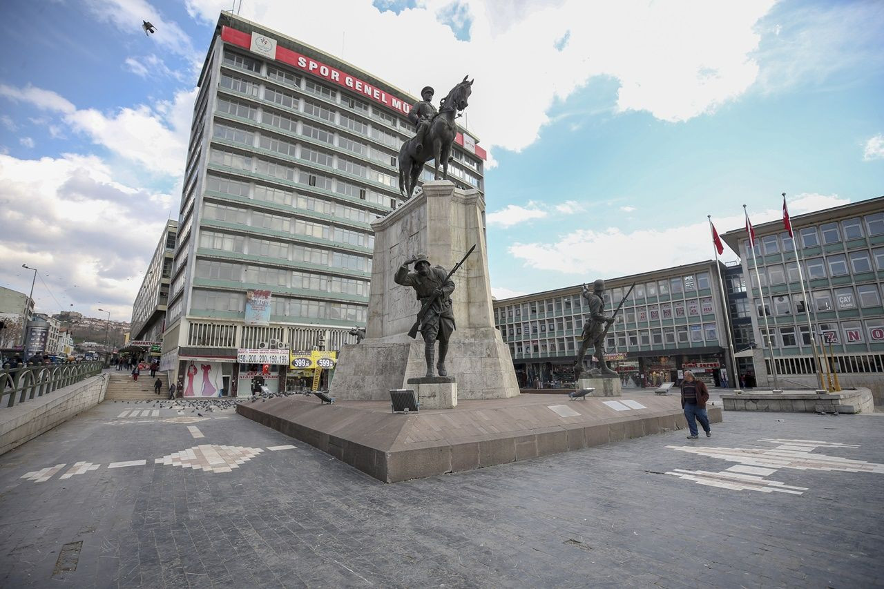 Binlerce kişiyi ağırlayan meydanlar sessiz... - Sayfa 43