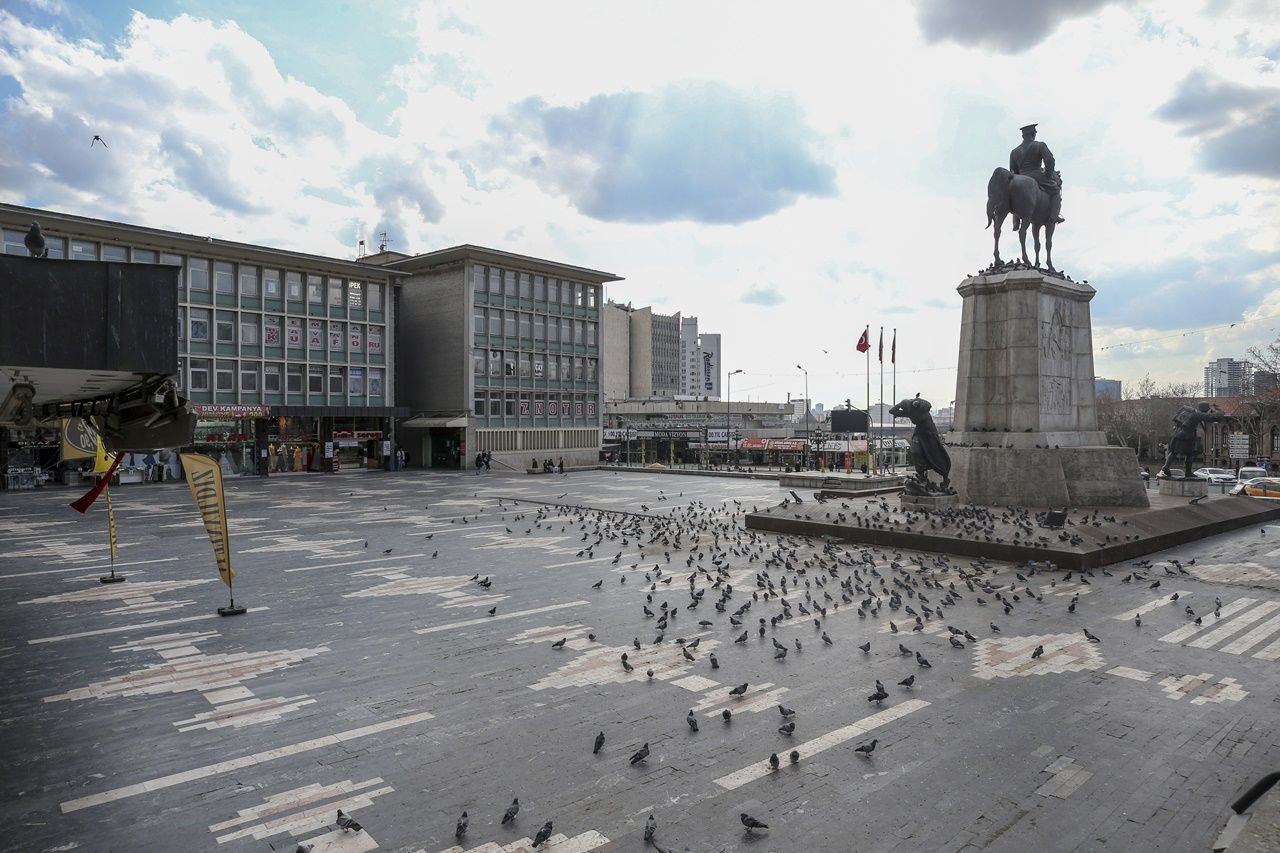 Binlerce kişiyi ağırlayan meydanlar sessiz... - Sayfa 44