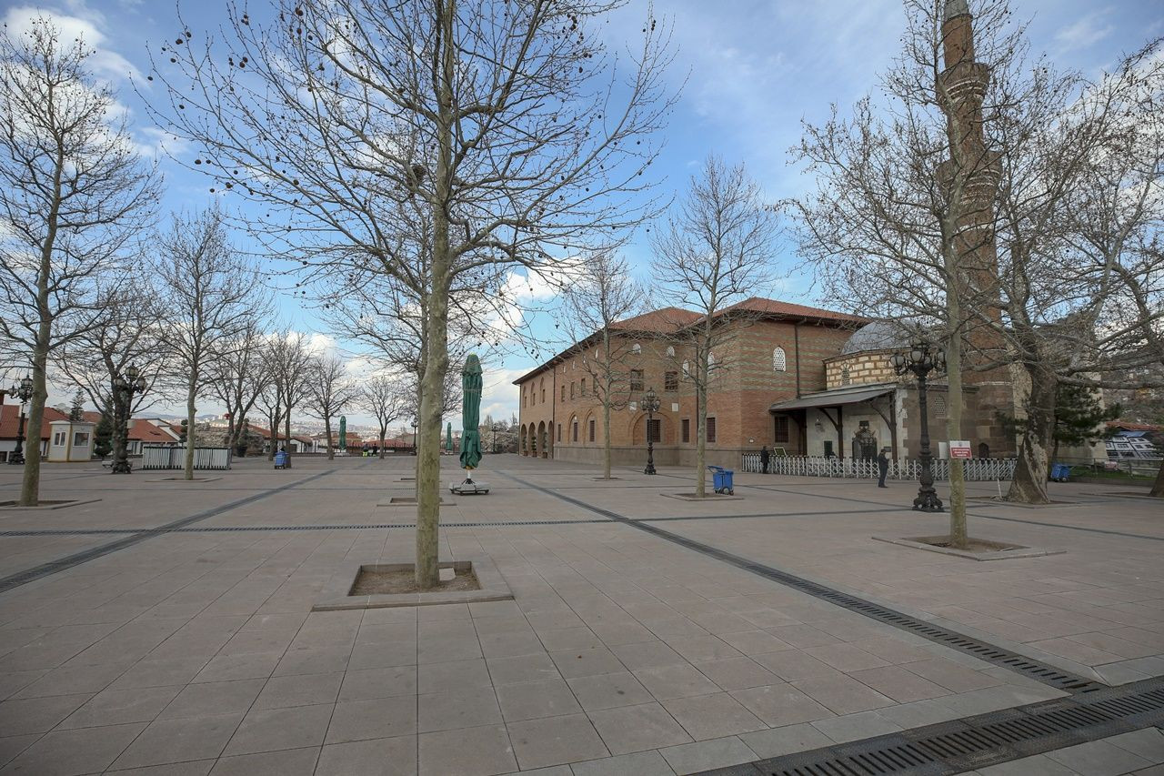 Binlerce kişiyi ağırlayan meydanlar sessiz... - Sayfa 45