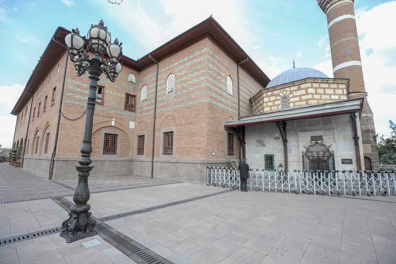 Binlerce kişiyi ağırlayan meydanlar sessiz... - Sayfa 46