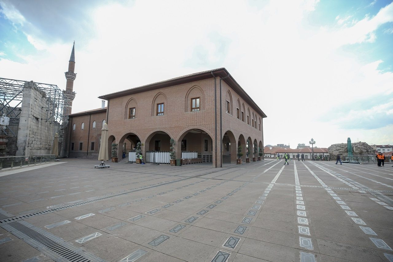 Binlerce kişiyi ağırlayan meydanlar sessiz... - Sayfa 47