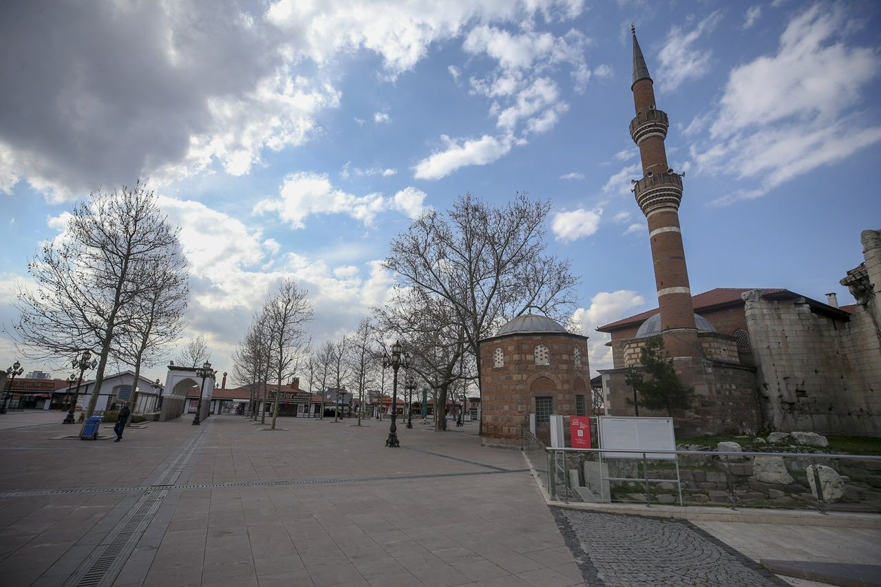 Binlerce kişiyi ağırlayan meydanlar sessiz... - Sayfa 48