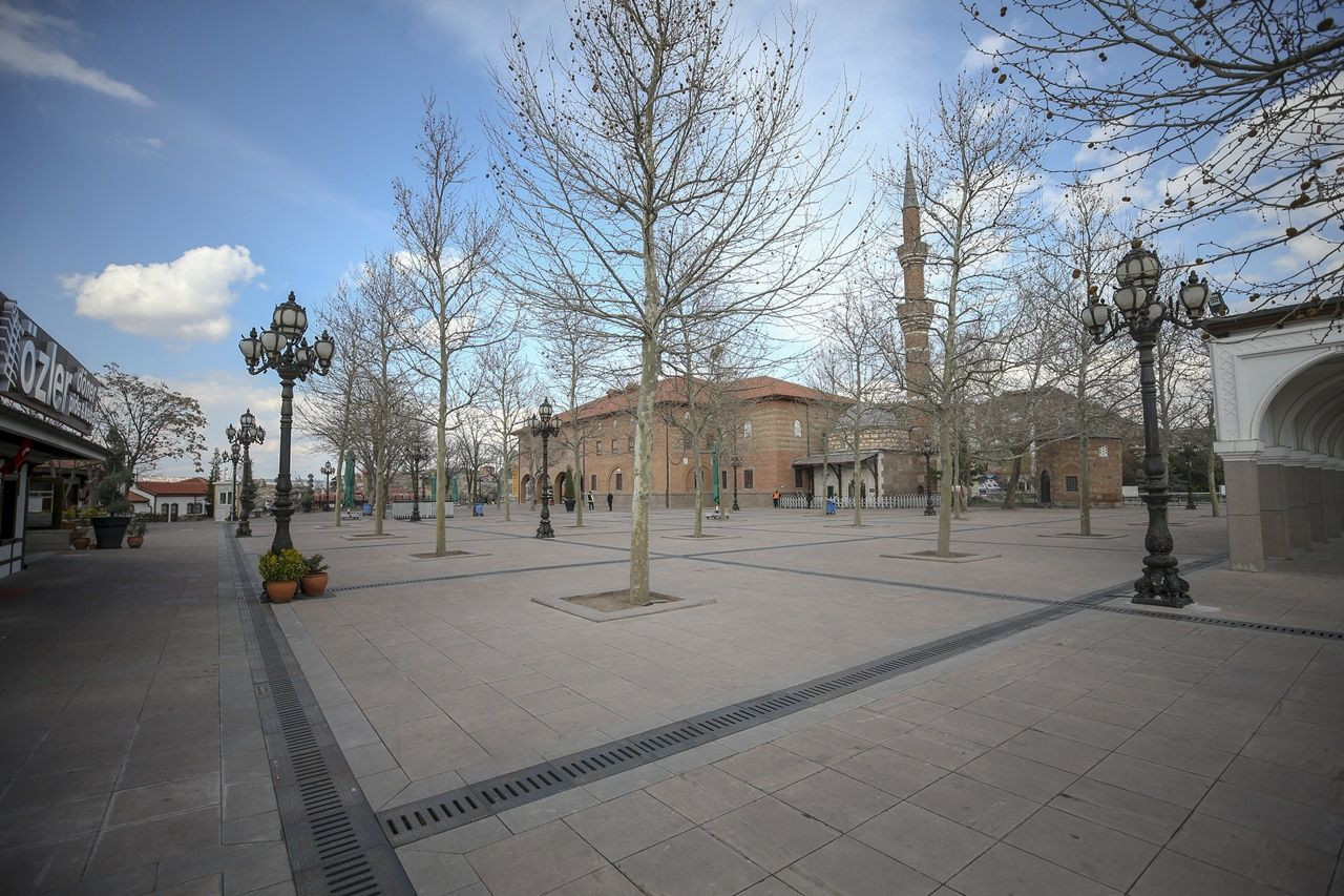 Binlerce kişiyi ağırlayan meydanlar sessiz... - Sayfa 49