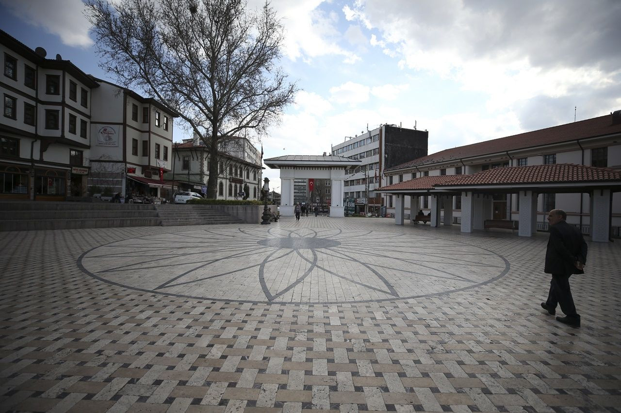 Binlerce kişiyi ağırlayan meydanlar sessiz... - Sayfa 50