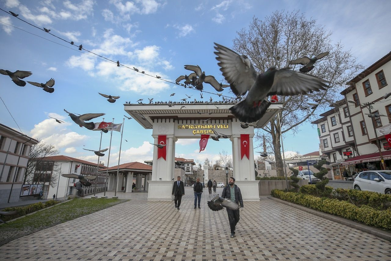 Binlerce kişiyi ağırlayan meydanlar sessiz... - Sayfa 51