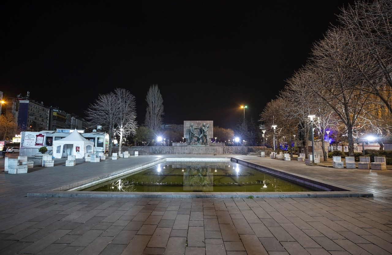 Binlerce kişiyi ağırlayan meydanlar sessiz... - Sayfa 52